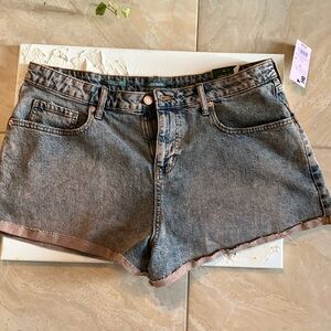 High rise denim washed shorts brand new pls see pictures on the measurements.